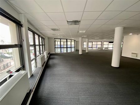 location locaux professionnels 308 m²