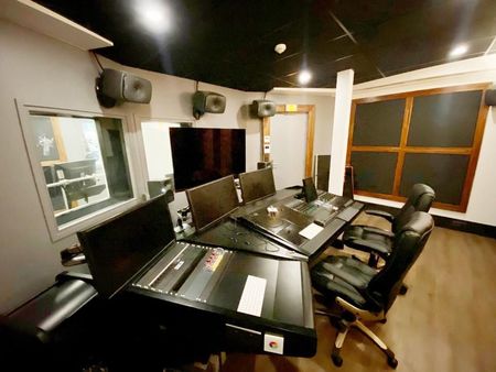 studio et studio d'enregistrement professionnel entièrement équipé tout le mobilier du stu