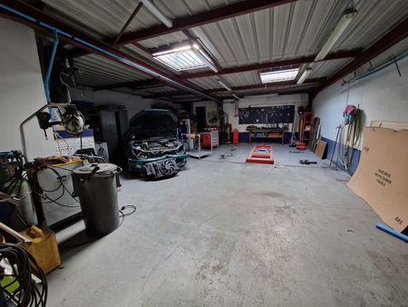 ancien garage de mécanique idéal pour les collectionneurs de voitures ou artisans  d'une s