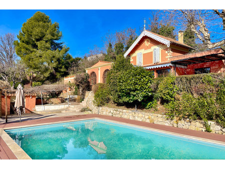 manosque : villa àtypique avec piscine et 4 chambres  2 salles d'eau et une belle vue.