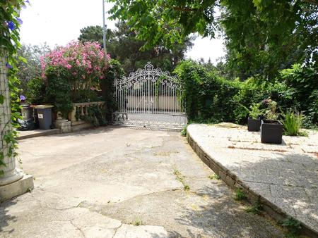 villa spacieuse et atypique avec garage  jardin et dépendance