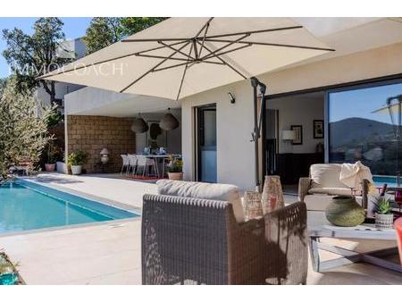 villa contemporaine avec piscine et double garage