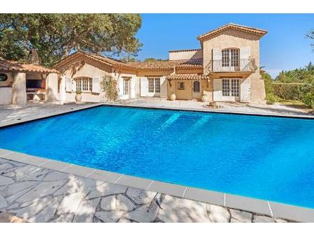 belle villa de 8 pièces avec piscine à vendre à saint raphaël.situé dans l’un des mos