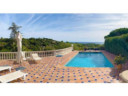 belle villa provençale avec piscine et vue mer dans un domaine privé.