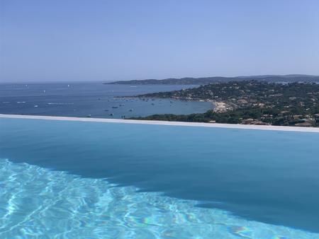 villa de luxe avec vue spectaculaire sur la baie de st tropez avec piscine à débordement