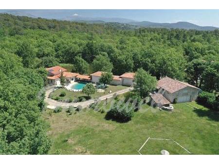 belle villa de 350 m² avec dependances terrain 1.7 hectares