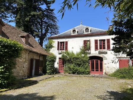 belle propriété  avec gîtes et appartements  située sur les hauteurs de salies