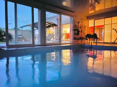 villa moderne spacieuse  ensoleillé et lumineuse avec espace détente piscine et 2 studios.