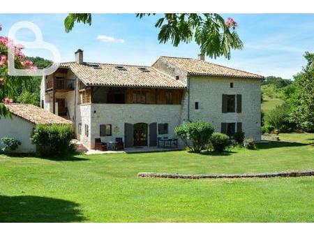 maison de campagne en pierre avec deux gîtes  deux b&b  piscine et granges