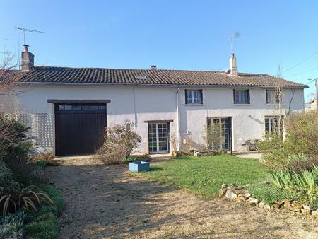 belle maison de campagne  4 chambres  6 km de civray  14 km ruffec