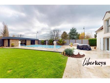 villa contemporaine de 227 m² avec piscine édifiée sur un terrain de 1295 m²