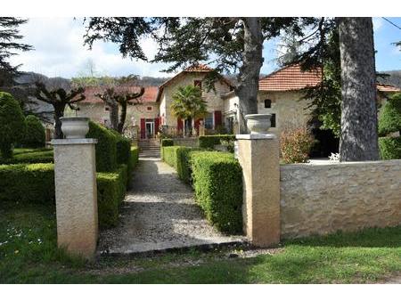 très belle maison en pierre et son jardin à la française.