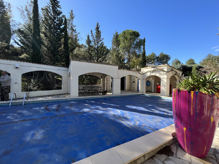 magnifique villa avec piscine nichee dans la garrigue