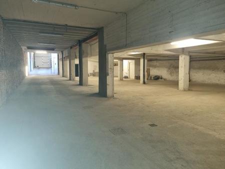 espace de parkings intérieur offrant une surface de 325 m².