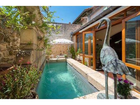 impressionnante maison en pierres rénovée de 400 m² habitables  cour avec bassin et...