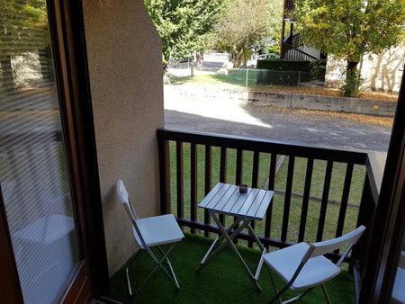 studio avec balcon rénové et équipé  vendu avec place de parking  cave et cassier à skis !