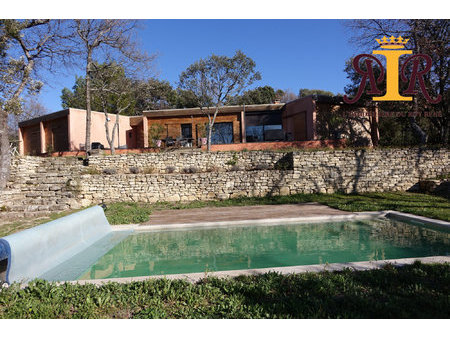 belle maison contemporaine sur terrain avec piscin et vue