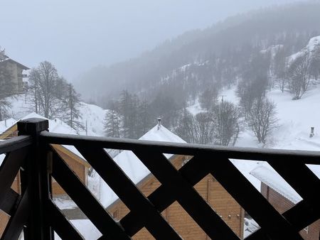 studio retour ski aux pieds proches commodités avec parking et balcon