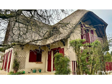 maison de prestige en vente à bihorel : maison à toit de chaume avec jardin paysagé et pet