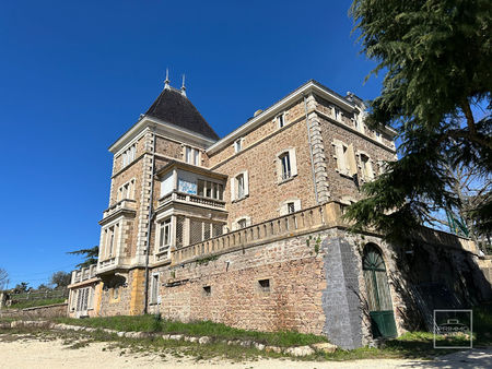 chateau du xixè siècle d'environ 600m² dans un parc de 3 hectares.