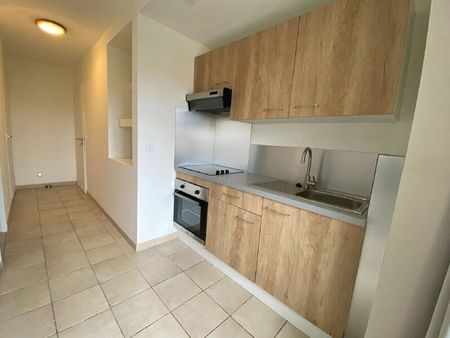 location appartement  m² t-2 à castelnau-de-guers  650 €