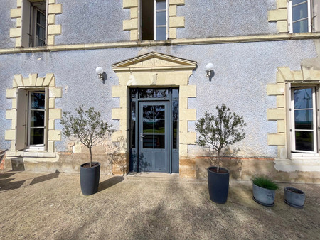 belle maison de maître (170m2  7 pièces) jardin  cour  nombreuses dépendances en bon état 