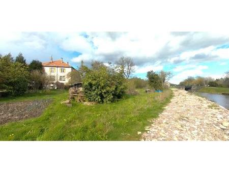 belle et grande demeure au bord du canal de l'est