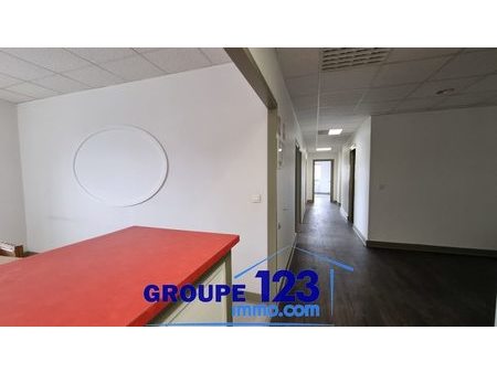 location locaux professionnels 247 m²