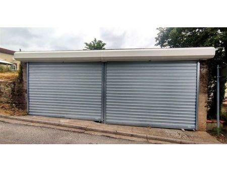 garage 25m2 renové avec grand rideau métallique sécurisé