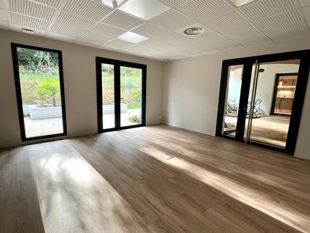 a louer local commercial neuf 110 m² anglet