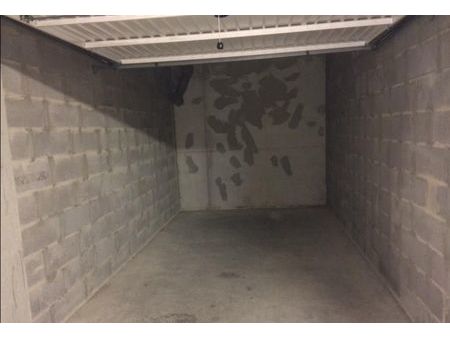 garage/box fermé sécurisé haute borne