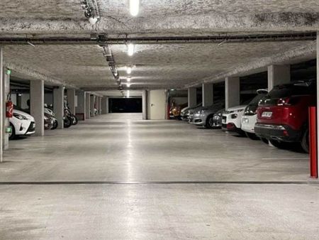 place de parking souterrain sécurisé proche petite venise