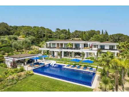 castellaras - splendide villa moderne avec tennis dans quartier prestigieux