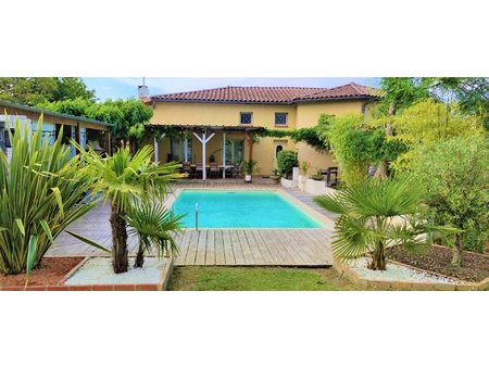 maison individuelle avec piscine très bien située sur 1500m² de jardin