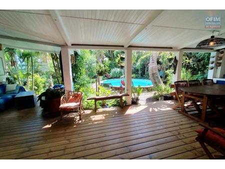 charmante villa f6 de plain pieds avec piscine et jardin exotique de 953 m2 - les avirons 