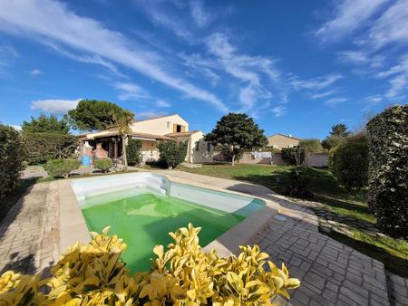 villa traditionnelle rénovée avec piscine et jardin ensoleillé