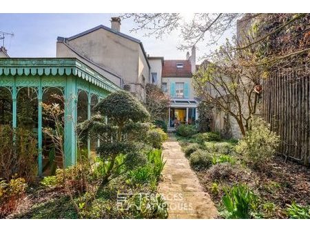 maison ancienne atypique en centre-ville de rueil-malmaison avec sa véranda eiffel