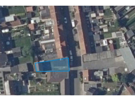 roeselare-stadskern. verder te renoveren project van 2 appartementen van +/-82m² en 2 gara