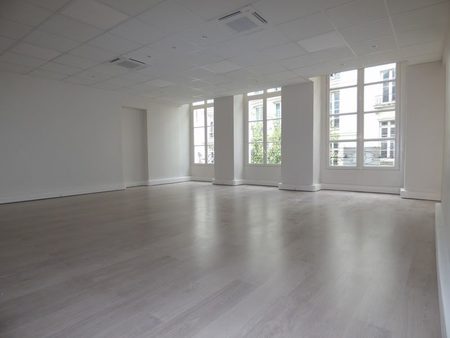 location locaux professionnels 104 m²