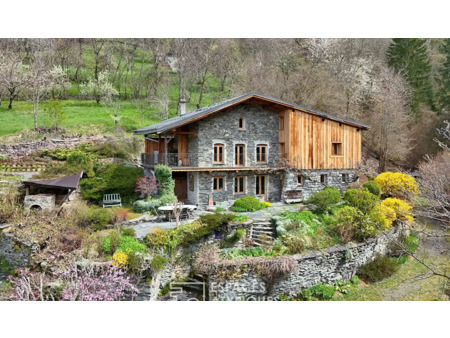 maison de prestige en vente à landry : cette habitation de pierres et de bois développe en