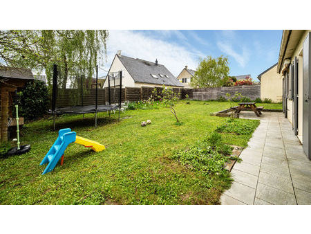 bouchemaine - bourg : maison familiale avec beau jardin et stationnements.