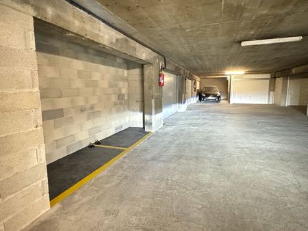 place de parking pour moto ou vélo en sous-sol  à l’abri des regards  très sécurisée et pr