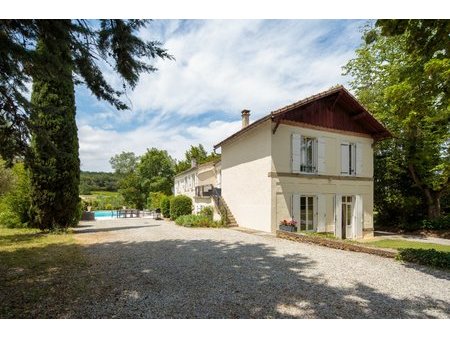 belle maison de campagne avec terrain et piscine dans un village à 10km de carcassonne. id