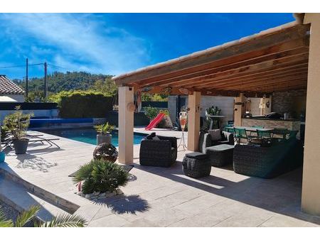 villa de 147 m² avec piscine