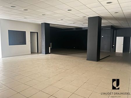 local commercial 3 pièces 298 m² mably