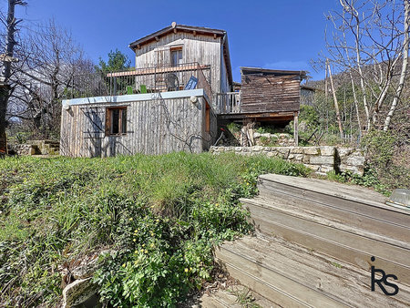 une maison en pierre et bois de 123 m2 avec 1265 m2 de jardi