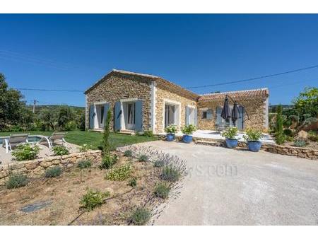 villa en pierre  nouvellement construite avec une piscine située juste à l'extérieur du...