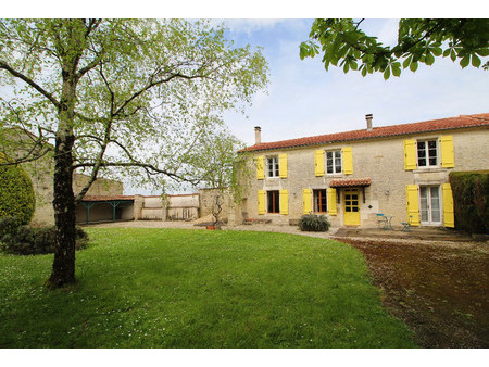 maison de village en pierre avec 4/5 chambres  jardin charmant et décoration magnifique.