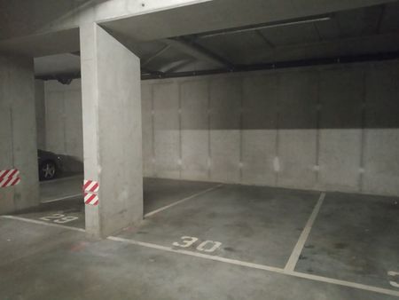 emplacement de parking souterrain. porte automatique