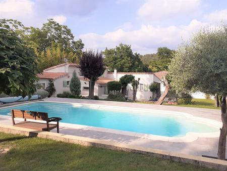 villa sur 1700m² de terrain avec piscine  appartement et garage - le val